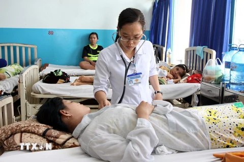 Thăm khám cho bệnh nhân mắc sốt xuất huyết tại Bệnh viện Nhiệt đới TP Hồ Chí Minh. (Ảnh: Phương Vy/TTXVN)