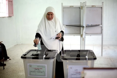 Cử tri Ai Cập bỏ phiếu tại một địa điểm bầu cử ở Marsa Matruh ngày 18/10 vừa qua. (Ảnh: THX/TTXVN)