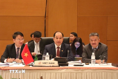Thứ trưởng Bộ Công thương Nguyễn Cẩm Tú (giữa) và các thành viên đoàn Việt Nam tại AEM 47, hồi tháng Tám vừa qua. (Ảnh: Dung Giáp/TTXVN)