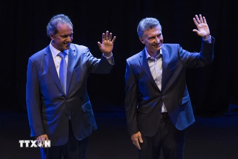 Ứng cử viên Tổng thống Daniel Scioli (trái) - đảng FpV và Mauricio Macri (phải) - đảng PRO tại cuộc tranh luận ở thủ đô Buenos Aires ngày 15/11 vừa qua. (Ảnh: THX/TTXVN)