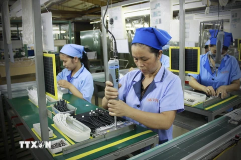 Dây chuyền sản xuất phụ kiện cảm biến tại Công ty TNHH Sankoh Việt Nam, 100% vốn đầu tư của Nhật Bản. (Ảnh: Trọng Đạt/TTXVN)