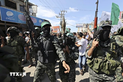 Các tay súng phong trào Hamas tại Deirl al-Balah thuộc Dải Gaza ngày 10/10 vừa qua. (Ảnh: Reuters/TTXVN)