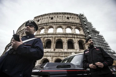 Cảnh sát gia tăng bảo vệ các di tích có ý nghĩa biểu tượng với Italy như Đấu trường La Mã Coliseum ở Rome. (Nguồn: ANSA)