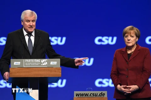 Đương kim Chủ tịch đảng Horst Seehofer (trái) và Thủ tướng Angela Merkel. (Ảnh: AFP/TTXVN)