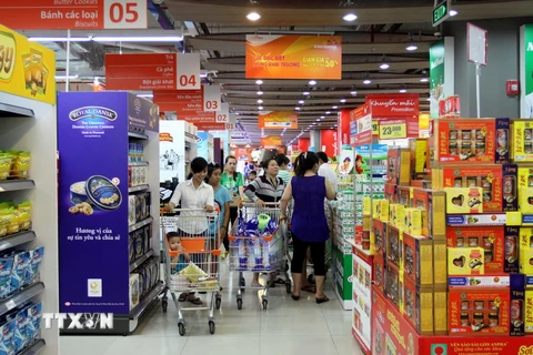 Người tiêu dùng TP Hồ Chí Minh mua sắm tại Co.opXtra. (Ảnh: Thanh Vũ/TTXVN)