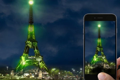 Tháp Eiffel chuyển màu xanh để ủng hộ nỗ lực phủ xanh Trái Đất
