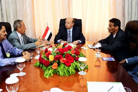 Tổng thống Yemen Abd-Rabbu Mansour Hadi họp với các quan chức chính phủ tại thành phố cảng phía nam của đất nước của Aden, hôm thứ ba. (Nguồn: Reuters)