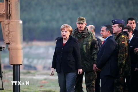 Thủ tướng Đức Angela Merkel (trái) gặp các binh sỹ Đức tại thành phố Kahramanmaras. (Ảnh: AFP/TTXVN)