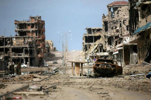 Các tòa nhà bị tàn phá do chiến đấu tại Sirte, Libya. (Nguồn: AP)