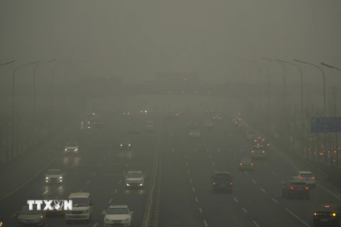 Khói mù bao trùm che khuất tầm nhìn ở thủ đô Bắc Kinh ngày 1/12 vừa qua. (Ảnh: AFP/TTXVN)
