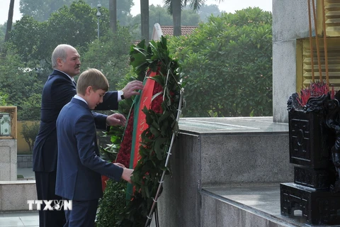 Tổng thống Cộng hoà Belarus Lukashenko đặt vòng hoa viếng Đài tưởng niệm các Anh hùng Liệt sỹ. (Ảnh: Trọng Đức/TTXVN)