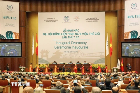 Chủ tịch Quốc hội Việt Nam Nguyễn Sinh Hùng thực hiện nghi thức đánh cồng khai mạc IPU-132. (Ảnh: TTXVN)
