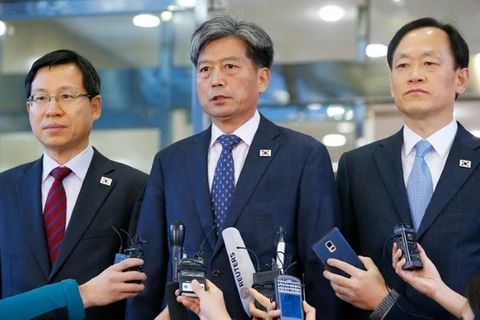 Trưởng đoàn đàm phán Hàn Quốc, Thứ trưởng Bộ Thống nhất Hwang Boo-gi phát biểu trước các phương tiện truyền thông tại Seoul, ngày 11/12, trước khi đến Kaesong. (Nguồn: Yonhap/AFP)
