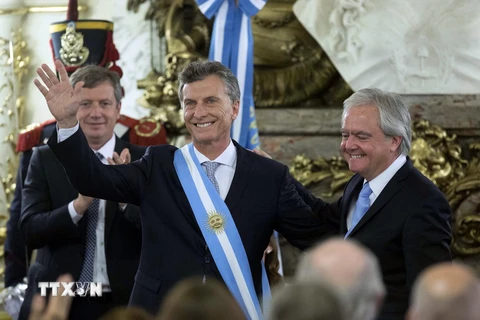 Tổng thống đắc cử Argentina Mauricio Macri (giữa) tại lễ tuyên thệ nhậm chức ở thủ đô Buenos Aires ngày 10/12. (Ảnh: THX/TTXVN)