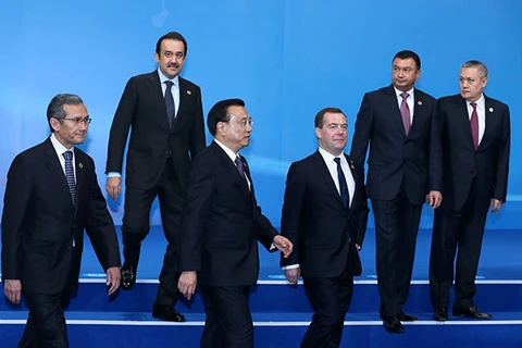 Thủ tướng Trung Quốc Lý Khắc Cường và Thủ tướng Nga Dmitry Medvedev cùng một số lãnh đạo của các chính phủ thành viên SCO. (Nguồn: Xinhua)