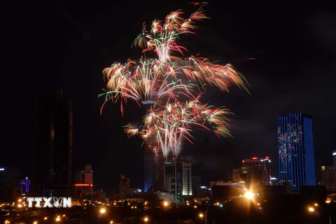 Bắn pháo hoa tại điểm tòa nhà Bitexco, TP Hồ Chí Minh chào mừng kỷ niệm 40 năm Ngày Giải phóng miền Nam, thống nhất đất nước. (Ảnh: Mạnh Linh/TTXVN)