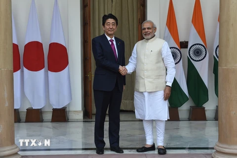 Thủ tướng Ấn Độ Narendra Modi (phải) và Thủ tướng Nhật Bản Shinzo Abe trong cuộc gặp ở New Delhi ngày 12/12 vừa qua. (Ảnh: AFP/TTXVN)