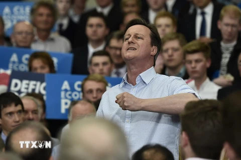 Thủ tướng Anh David Cameronvà cử tri Anh. (Ảnh: AFP/TTXVN)