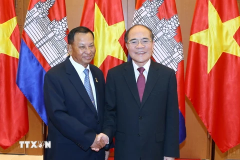 Chủ tịch Quốc hội Nguyễn Sinh Hùng đón và hội đàm với Samdech Say Chhum, Chủ tịch Thượng viện Vương quốc Campuchia sang thăm chính thức Việt Nam. (Ảnh: Nhan Sáng/TTXVN)