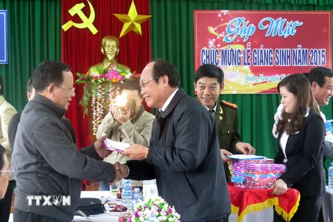 Lãnh đạo tỉnh Quảng Nam tặng quà các vị chức sắc Kito giáo. (Ảnh: Đỗ Trưởng/TTXVN)