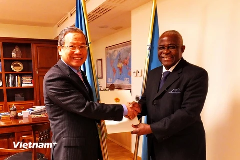 Chủ tịch IFAD Kanayo F. Nwanze và Đại sứ Việt Nam tại Italy Cao Chính Thiện. (Ảnh: Quang Thanh/Vietnam+)