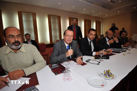Đặc phái viên Liên hợp quốc về Libya Martin Kobler (thứ hai, trái, hàng đầu) phát biểu trong cuộc họp với đại diện các thành phố ở Libya tại Tunis, Tunisia ngày 21/12 vừa qua. (Ảnh: AFP/TTXVN)