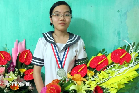 Em Đinh Thị Hương Thảo, học sinh lớp 11 chuyên Lý, trường THPT chuyên Lê Hồng Phong, Nam Định giành huy chương bạc tại Olympic Vật lý châu Á lần thứ 18, ở Trung Quốc. (Ảnh: Hiền Hạnh/TTXVN)