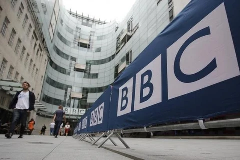 Hàng rào trước trụ sở và trường quay của BBC ở Portland Place, thủ đô London của Anh. (Nguồn: Reuters)