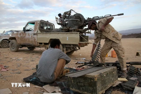 Lực lượng ủng hộ Tổng thống Yemen Abedrabbo Mansour Hadi kiểm tra vũ khí, đạn dược tại khu vực Sirwa, cách thủ đô Sanaa khoảng 170km về phía đông ngày 14/12/2015. (Ảnh: AFP/TTXVN)