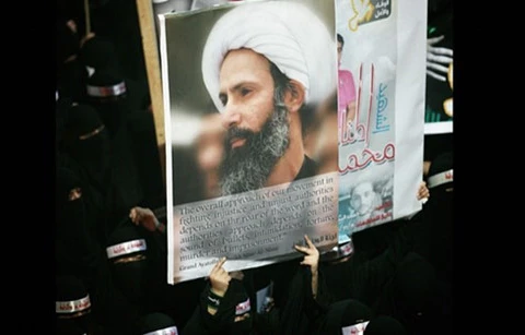 Một người biểu tình chống chính phủ Saudi Arabia cầm ảnh của giáo sỹ Nimr al-Nimr. (Nguồn: AP) 