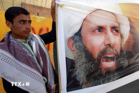 Người biểu tình phản đối phán quyết tử hình đối với giáo sỹ Nimr al-Nimr. (Ảnh: AFP/TTXVN)
