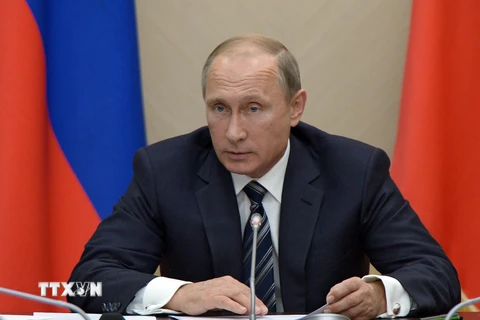 Tổng thống Nga Vladimir Putin ký sắc lệnh phê chuẩn Chiến lược An ninh quốc gia sửa đổi của Liên bang. (Ảnh: AFP/TTXVN)