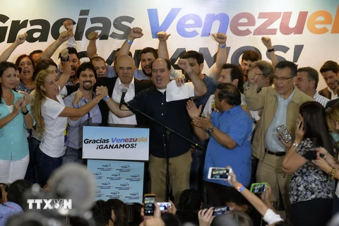 Những người ủng hộ Liên minh đối lập mừng chiến thắng tại thủ đô Caracas, sau khi công bố kết quả. (Ảnh: AFP/TTXVN)