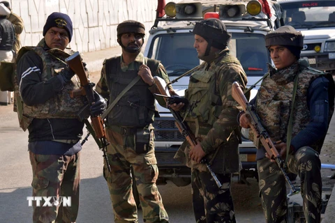 Binh sỹ Ấn Độ phong tỏa tuyến đường dẫn đến căn cứ Pathankot sau vụ tấn công ngày 2/1. (Ảnh: AFP/TTXVN)