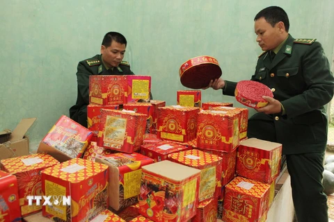 Pháo nổ nhập lậu bị lực lượng biên phòng Tân Thanh thu giữ trong những tháng cuối năm 2015. (Ảnh: Trần Việt/TTXVN)