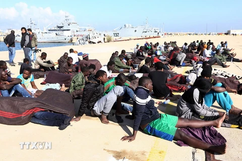 Người di cư sau khi được cứu ngoài khơi Libya ngày 21/12/2015. (Ảnh: AFP/TTXVN)