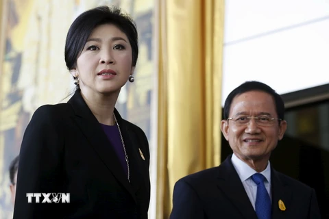 Các cựu Thủ tướng Thái Lan Yingluck Shinawatra (trái) và Somchai Wongsawat tới tòa án hình sự ở Bangkok ngày 29/9/2015. (Ảnh: Reuters/TTXVN)