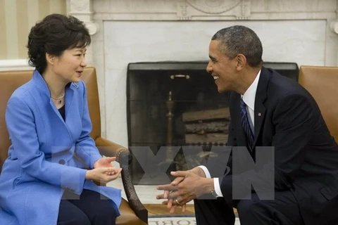 Tổng thống Park Geun-hye (trái) trong cuộc gặp với Tổng thống Mỹ Barack Obama tại Washington, DC, Mỹ. (Ảnh: AFP/TTXVN)