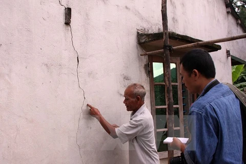Vết nứt trên tường nhà dân do động đất gây ra. (Ảnh minh họa. Lê Lâm/TTXVN) 