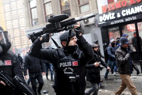 Cảnh sát chống bạo Thổ Nhĩ Kỳ giải tán biểu tình ủng hộ người Kurd ở ở trung tâm Istanbul, vào ngày 3/1. (Nguồn: newsweek)