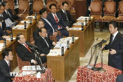 Thủ tướng Shinzo Abe (phải) phát biểu tại Ủy ban ngân sách Hạ viện Nhật Bản ở Tokyo ngày 12/1 vừa qua. (Ảnh: Kyodo/TTXVN)