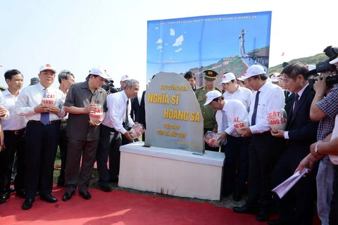 Lãnh đạo các bộ-ngành Trung ương và tỉnh Quảng Ngãi thực hiện nghi thức đặt viên đá đầu tiên xây dựng khu tưởng niệm Nghĩa sY Hoàng Sa. (Ảnh: Nguyễn Đăng Lâm/TTXVN)