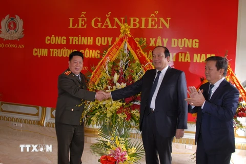 Trung tướng Bùi Văn Thành, Thứ trưởng Bộ Công an (trái) và lãnh đạo tỉnh Hà Nam tại buổi lễ gắn biển. (Ảnh: Nguyễn Trinh/TTXVN)