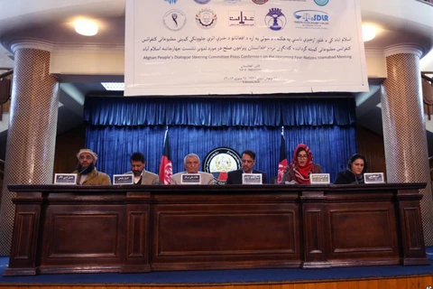 Các thành viên trong nhóm Đối thoại nhân dân Afghanistan về Sáng kiến Hòa bình tại một cuộc họp báo ở Kabul, ngày 9/1 vừa qua. (Nguồn: AP)