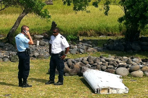 Mảnh vỡ máy bay được nghi là của MH370 trôi dạt trên đảo Reunion ở Ấn Độ Dương ngày 29/7/2015. (Ảnh: AFP/TTXVN)