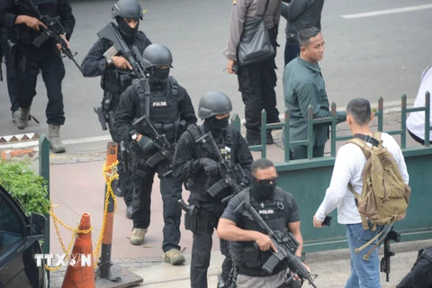 Cảnh sát Indonesia làm nhiệm vụ tại hiện trường vụ tấn công ngày 14/1 vừa qua. (Ảnh: AFP/TTXVN)
