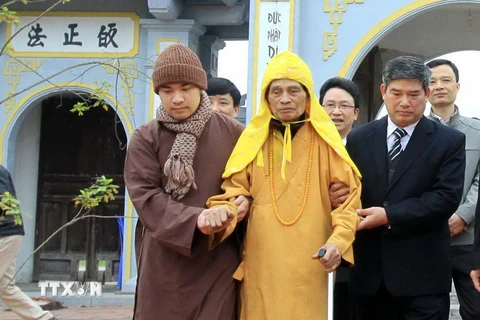 Hòa thượng Thích Phổ Tuệ (áo vàng), Pháp chủ Hội đồng Chứng minh Giáo hội Phật giáo Việt Nam. (Ảnh: An Đăng/TTXVN)