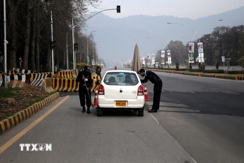 Cảnh sát Pakistan kiểm tra các phương tiện giao thông gần khu vực Bộ Ngoại giao Pakistan ở Islamabad ngày 6/2. (Ảnh: THX/TTXVN)