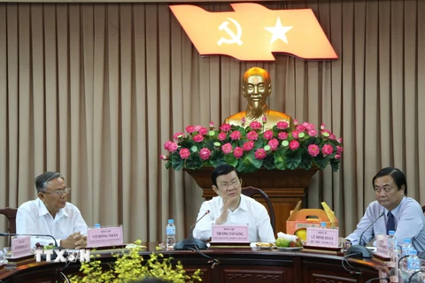 Chủ tịch nước Trương Tấn Sang thăm và chúc Tết tại tỉnh Đồng Tháp. (Ảnh: Nguyễn Văn Trí/TTXVN)