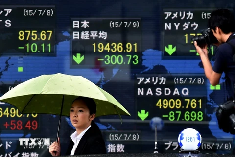 Bảng tỷ giá chứng khoán tại một sàn giao dịch ở Tokyo. (Ảnh: AFP/TTXVN)